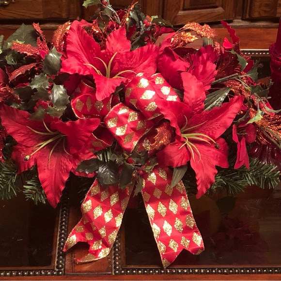 Elegant holiday red table centerpieces - Picture 2 of 7